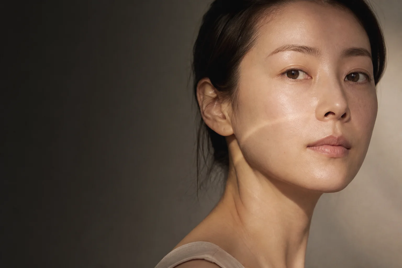 피부 상태 확인을 표현한 인물 콘셉트 이미지